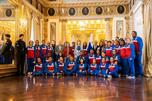 The athletes of the Special Olympics of Panama receive the flag