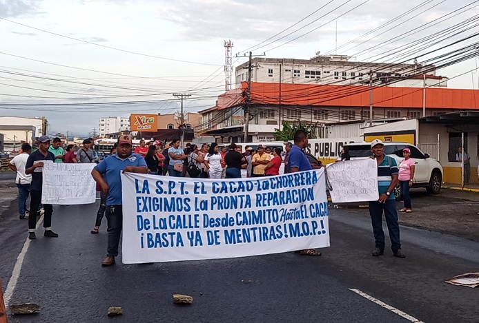 Esta es la séptima ocasión en que protestan ante el MOP. Foto: Eric A. Montenegro.,