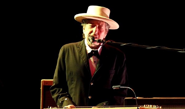 Bob Dylan (c), en concierto. Foto: EFE / EPA / Helle Arensbak