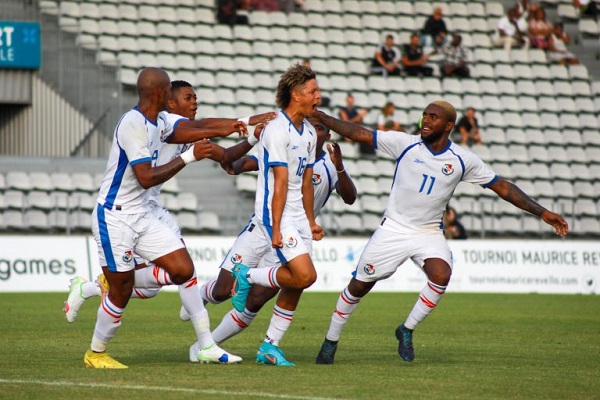 El panameño José Bernal (cent.) festeja su gol contra Costa Marfil. Foto: Fepafut