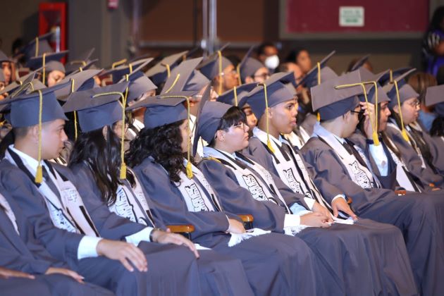 En esta primera promoción, 16 estudiantes lograron el mayor índice académico y el primer puesto de honor recayó en Rolando Agrazal.