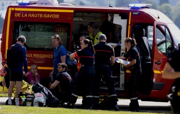 Cuatro niños muy graves y dos adultos heridos, nuevo balance del apuñalamiento en Francia. Foto: EFE