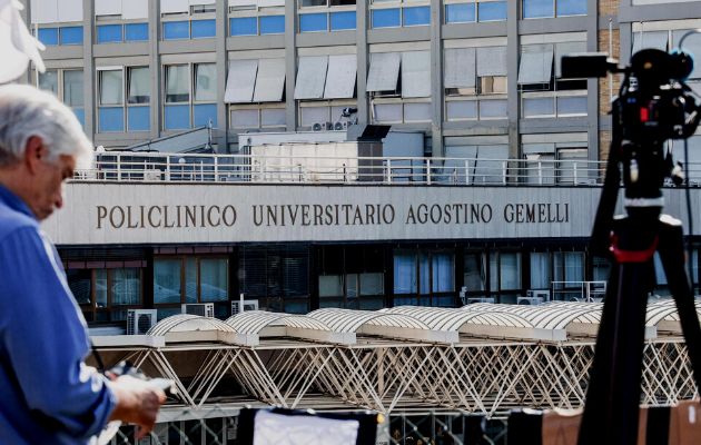 Alrededores del hospital Gemelli donde el papa ha pasado la primera noche tras la operación de una hernia. Foto: EFE