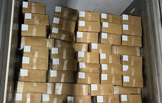 Dos contenedores transportaron las 1,941 cajas del camarón congelado. Foto Cortesía: MICI