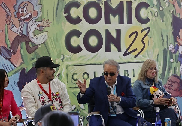 Carlos Villagran habla junto a su María Rebeca Palacios durante la décima versión del Comic Con. Foto: EFE