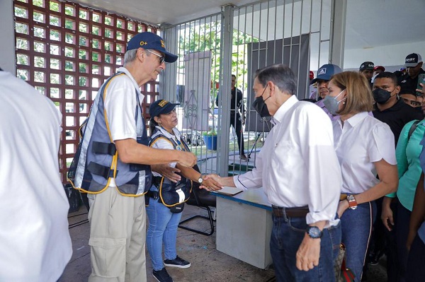Cortizo votó en el colegio Richard Neumann, en Paitilla. Foto: Twitter