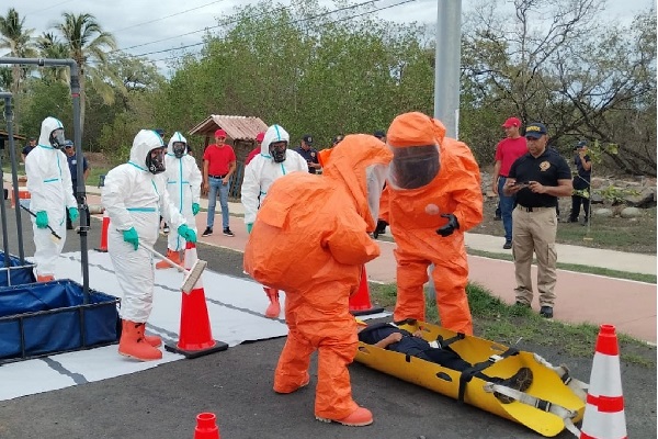 La primera práctica incluyó el uso de vestuario especial utilizado para atender estos incidentes con el fin de familiarizar a los equipos con su uso. Foto. Thays Domínguez