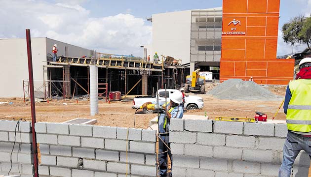 Una institución que se ve obligada a aplicar fianza de cumplimiento es el Ministerio de Educación por fallas de contratistas con proyectos. Foto: Archivo