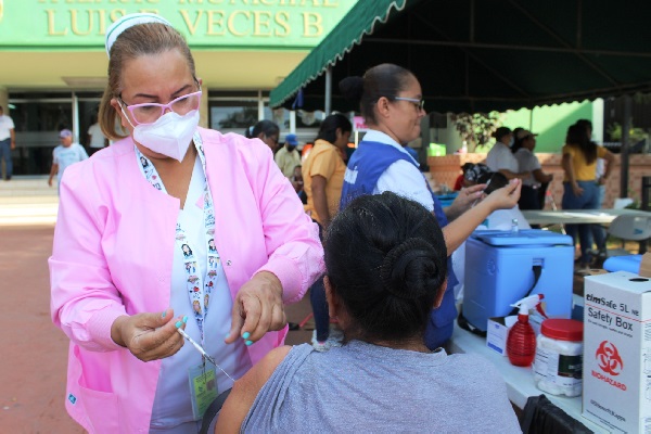 Recientemente, las autoridades de salud recibieron unas 200 mil dosis de vacuna y la población total a inmunizarse alcanza las 400 mil personas. Foto. Eric Montenegro