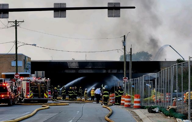 The main bridge of the American highway collapsed The main bridge of the American highway collapsed