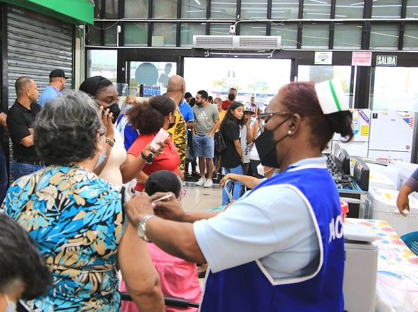 Los adultos mayores son parte de los grupos prioritarios para vacunarse. Foto: Cortesía Minsa