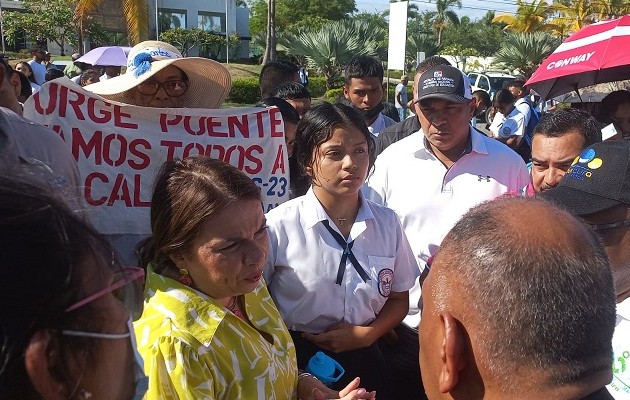 Los estudiantes mostraron notas enviadas al MOP, solicitando el paso peatonal. Foto: Eric A. Montenegro