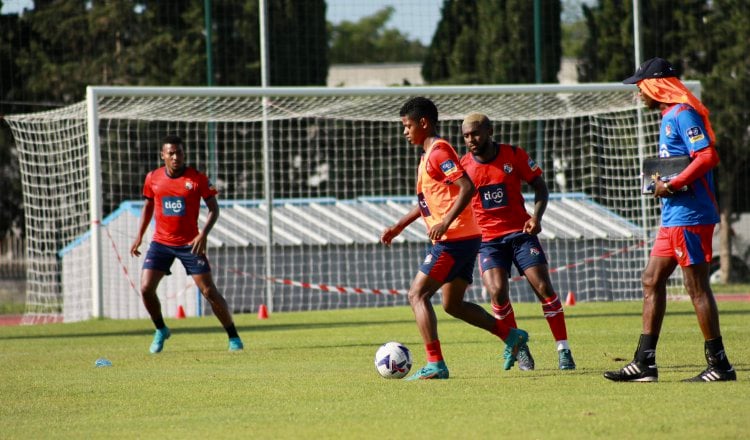 Jorge Dely Valdés (der.) supervisa a los entrenamientos de la selección Sub-23 de Panamá. Foto: Fepafut