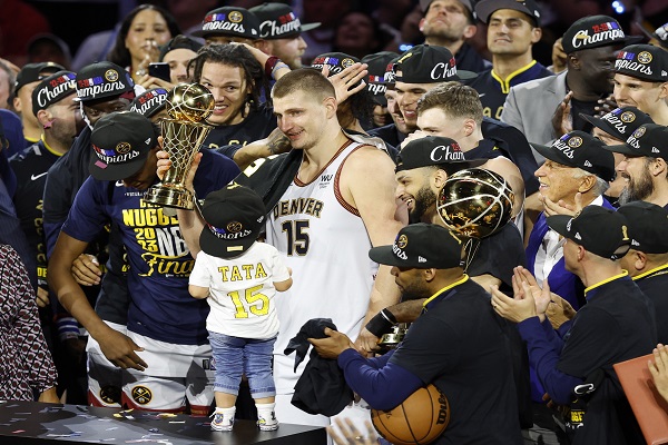 Nikola Jokic festeja el título con Denver. Foto: EFE