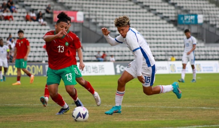 José Bernal de Panamá (16) disputa un balón contra Azrour (13) de Marruecos. Foto: Fepafut