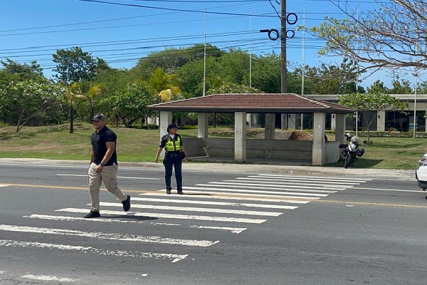 Los docentes y estudiantes expusieron el riesgo y temor que enfrentan cada día al cruzar los cuatro carriles de la vía Interamericana, al no respetar los automovilistas el límite de seguridad. Foto. Eric Montenegro