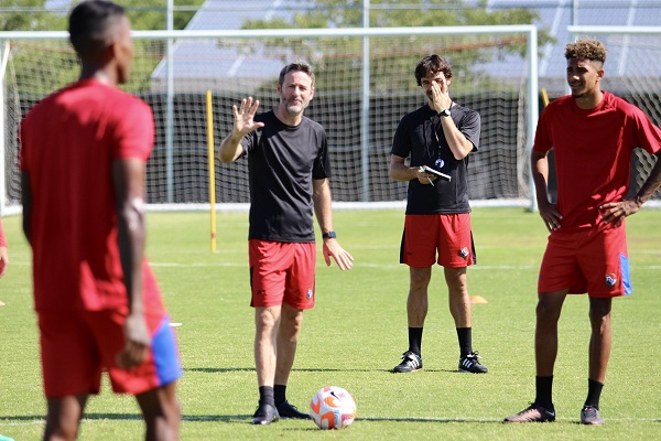 Thomas Christiansen (cent.) en los entrenamientos de Panamá.