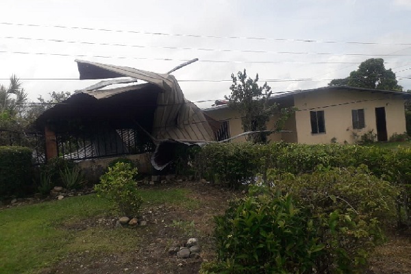 En la residencia habitan dos familias que suman un total de siete personas adultas que viven en esta estructura que perdió parcialmente el techo. Foto. José Vásquez