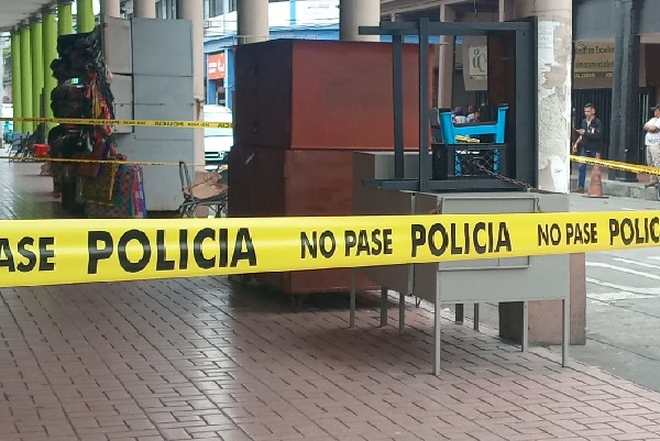 la Policía Nacional llegó al área y acordonó toda la zona para preservar la escena donde se dio el hecho de violencia. Foto. Diomedes Sánchez