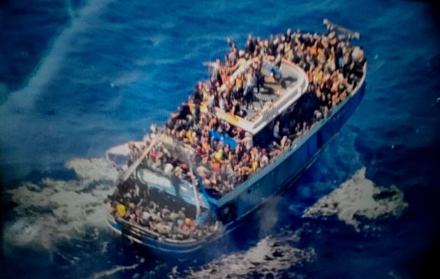Naufraga barco repleto de migrantes en el Mar Jónico, frente a las costas de Grecia. Foto: Internet