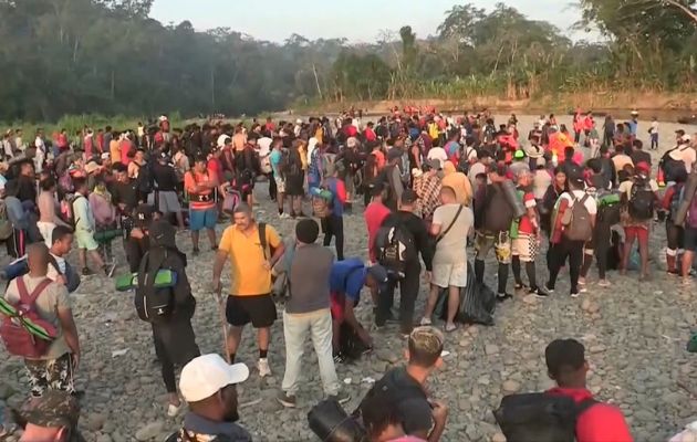 Solo en los primeros cinco meses del año, más de 166,000 migrantes atravesaron la selva del Darién. Foto: EFE