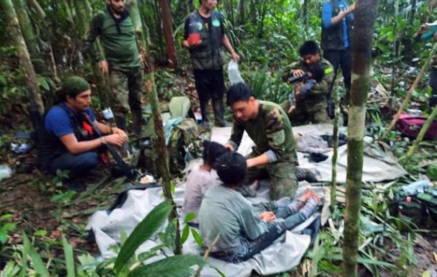 Los niños sobrevivieron a la caída de una avioneta y fueron rescatados en la selva 40 días después. Foto: EFE