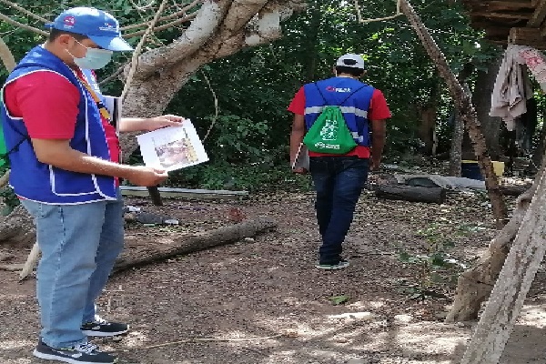 El Ministerio de Salud continúa orientando constantemente en cada distrito, dando docencia de las medidas para evitar la transmisión de la enfermedad. Foto. Thays Domínguez