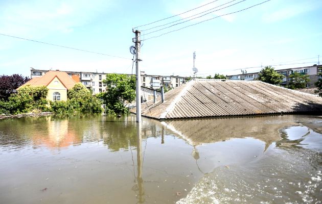 La bajada de las aguas revela desastre dejado por la presa en Ucrania. Foto: EFE