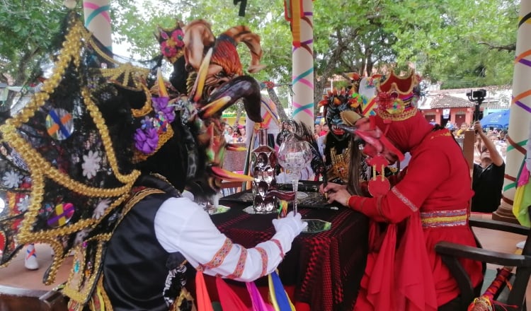 En el lado religioso, la confección de las vistosas alfombras atrae a gran cantidad de turistas. Foto: Thays Domínguez 