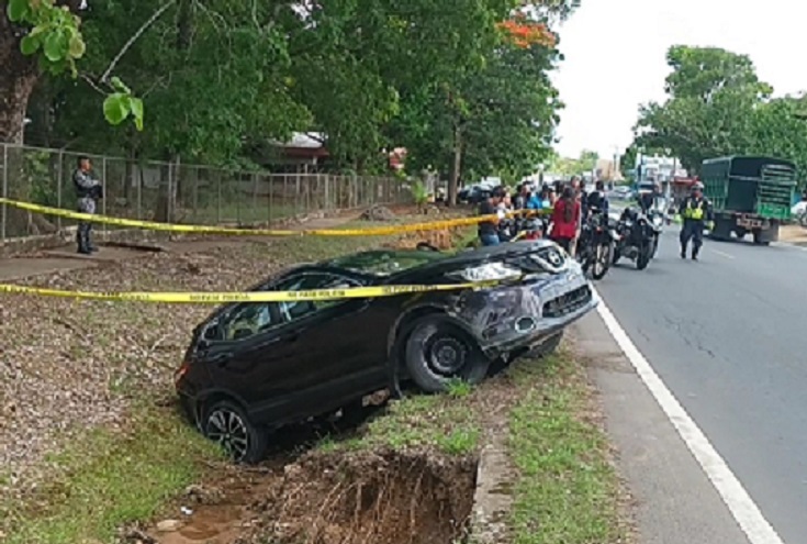 El vehículo quedó en una cuneta y uno de los sujetos aprehendido. Foto: Melquiades Vásquez