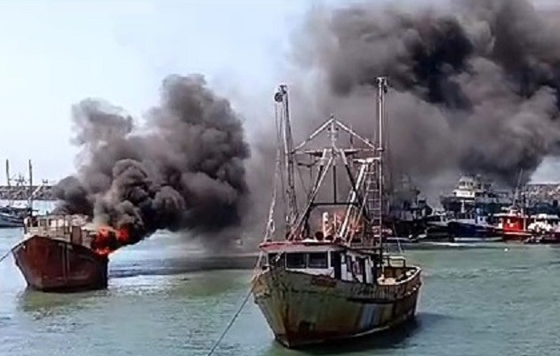 Desde el puerto se podía observar la magnitud del fuego y la gran humareda. Foto: Eric A. Montenegro 