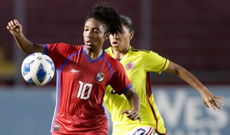 Marta Cox de Panamá (10) en el primer partido contra Colombia. Foto: EFE