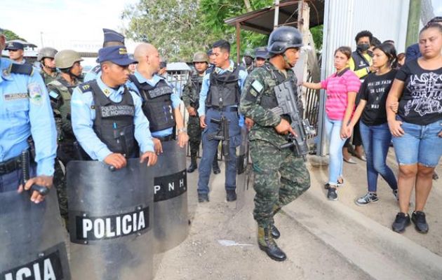 Policías y militares vigilan el penal donde al menos 41 personas fallecieron y otras siete resultaron heridas. Foto: EFE