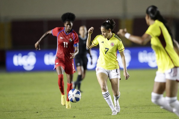 Carolina Arias (17) de Colombia disputa un balón con Hilary Jaen de Panamá (2) en el amistoso en el Pascual Guerrero. Foto: EFE