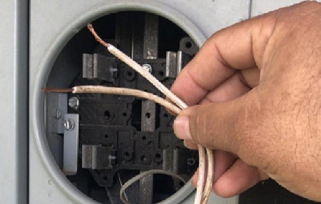  Personal de la empresa Naturgy procedió a eliminar las conexiones eléctricas ilícitas. Foto: Eric A. Montenegro