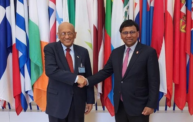 El ministro Héctor  Alexander se reunió con T. Raja Kumar, presidente de GAFI. Foto: Cortesía MEF