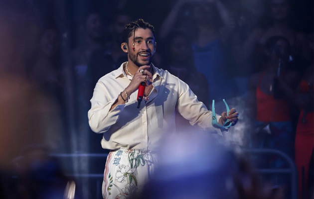 Bad Bunny regrets throwing away a fan’s cell phone