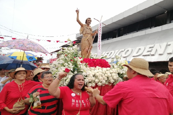 La población  rememora la llegada de la primera imagen del patrono del distrito a Chitré, hace 183 años, y en la que el pueblo y sus autoridades parten del puerto El Agallito, con la imagen adornada de San Juan. Foto. Thays Domínguez