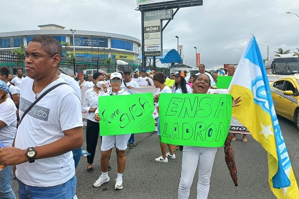 Los manifestantes le exigen a la empresa eléctrica una modificación en el plan tarifario. Foto. Diomedes Sánchez