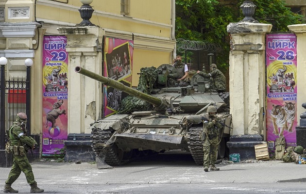 Soldados de la compañía militar privada (PMC) Wagner Group montan un tanque que dice ‘Siberia’ en una calle del centro de Rostov-on-Don.  Foto: EFE