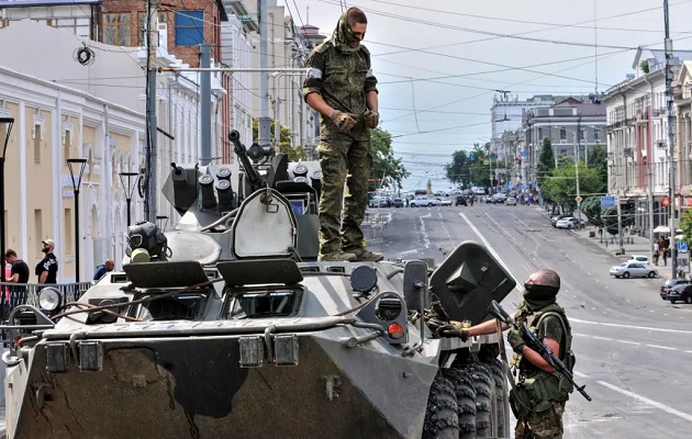 Mercenarios de Wagner bloquean una calle en Rostov (Rusia). Foto: EFE