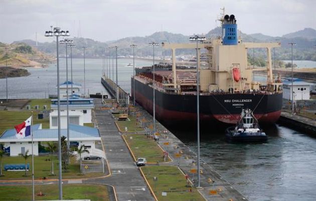 Un barco navega por las esclusas de Cocolí, en el Canal de Panamá en Ciudad de Panamá. Foto: EFE