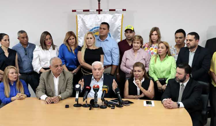 El candidato presidencial por Realizando Metas, Ricardo Martinelli junto a un grupo de copartidarios ayer en conferencia de prensa. Víctor Arosemena