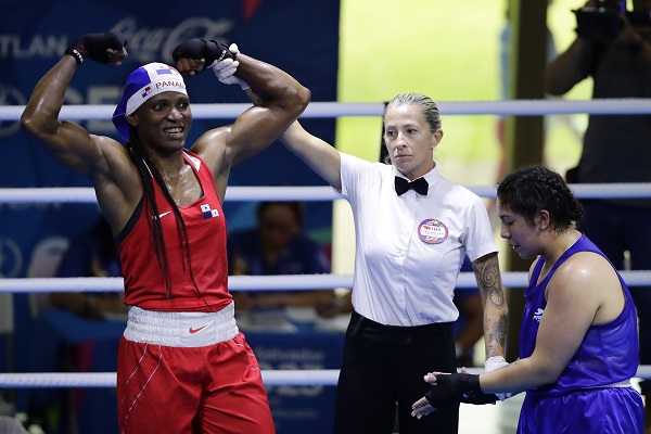 Atheyna Bylon (izq.) levanta las manos  al ganar la medalla de oro. Foto:EFE