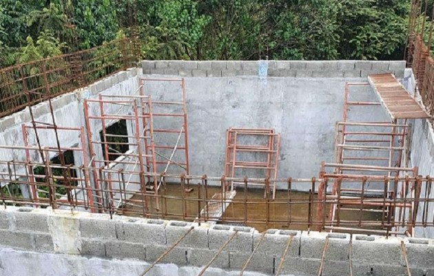 Aulas sin concluir, inclusive con los andamios a la intemperie, se observan en las instalaciones del plantel. Foto: Melquiades Vásquez 