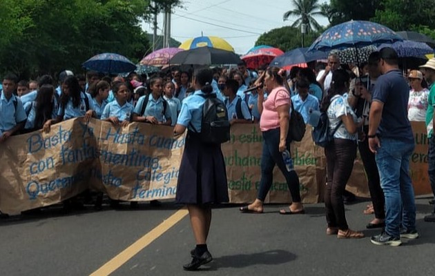 En la protesta portaban paraguas y pancartas exigiendo respuesta inmediata a sus peticiones. Foto: Melquiades Vásquez