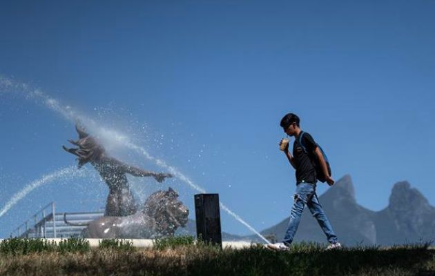 Una persona toma bebidas para refrescarse debido a las altas temperaturas. Foto: EFE