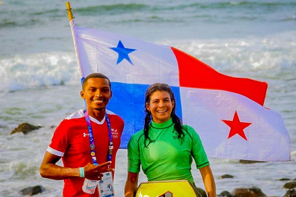 Edwin Núñez (izq.) y Verónica Correa ganaron oro en sus respectivas pruebas para Panamá en el surf. Foto: COP