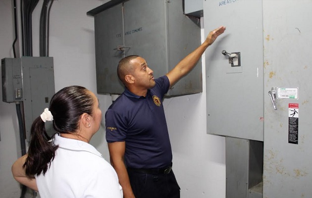 Los inspectores están distribuyendo volantes con la lista de los sistemas y la documentación que debe cumplir toda edificación. Foto: Bomberos