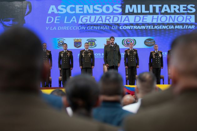  El presidente de Venezuela, Nicolás Maduro, felicitó este viernes a 271 militares que fueron ascendidos en un acto.